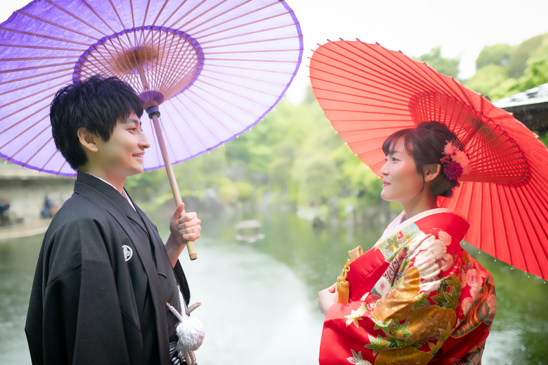 雨が降り出し、番傘を活かしての撮影