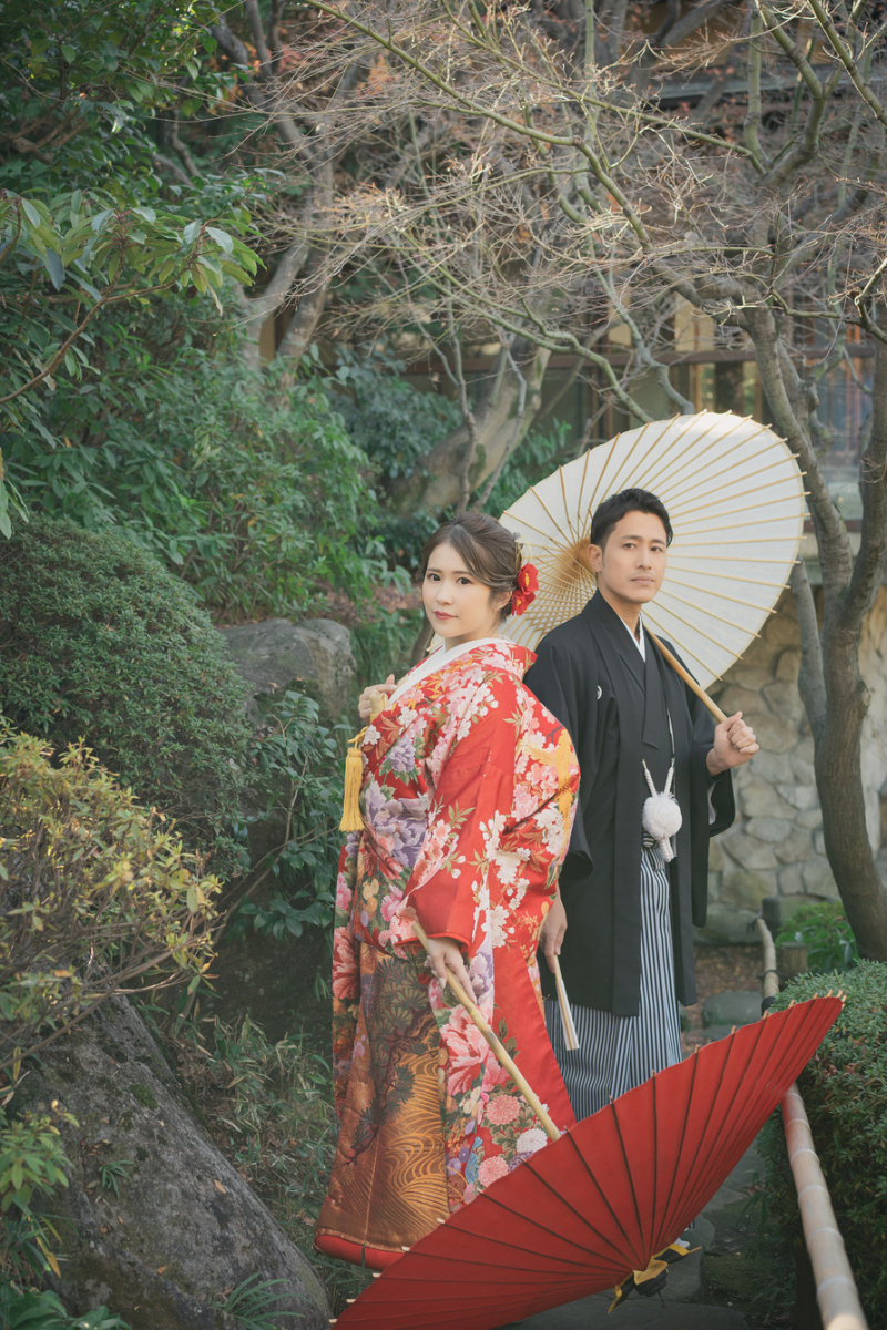 紅白の番傘が庭園の緑に映えて