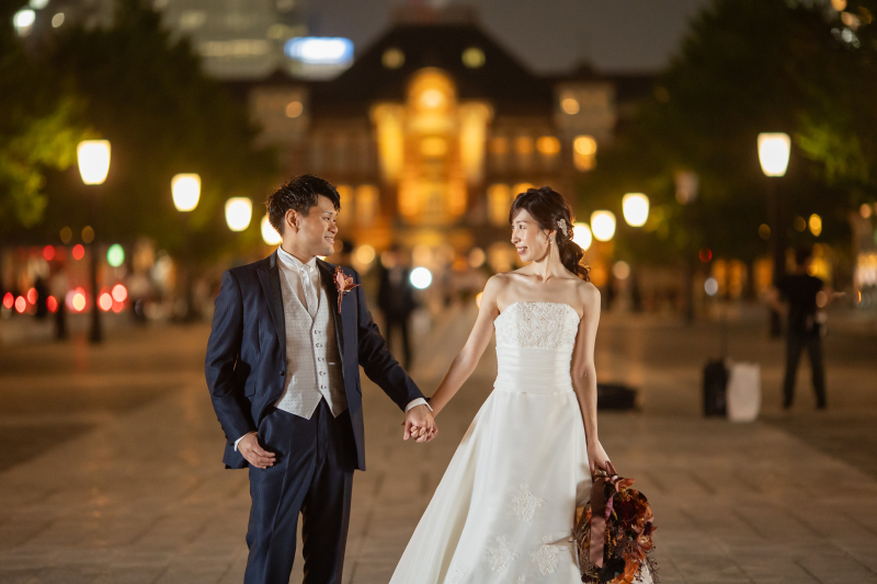 東京駅をバックにナイトショット