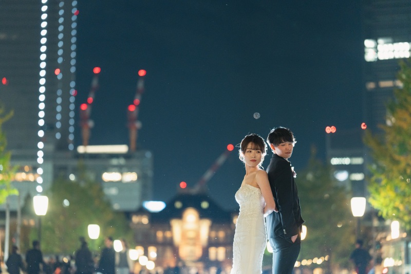 オレンジ色に灯された東京駅前で