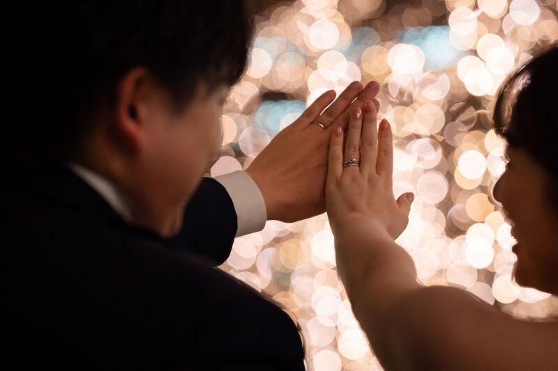 イルミネーションを背景に