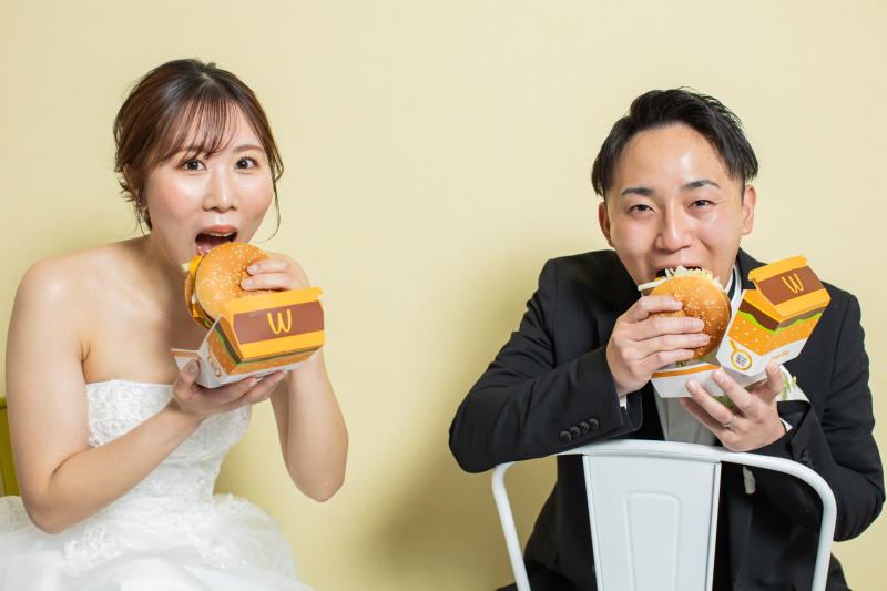 ハンバーガーを頬張って