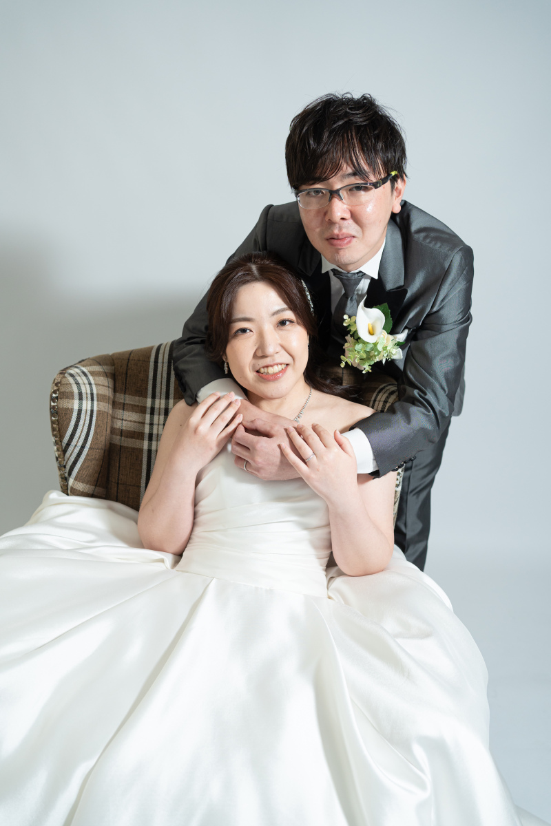 座ってバックハグのポーズ♡