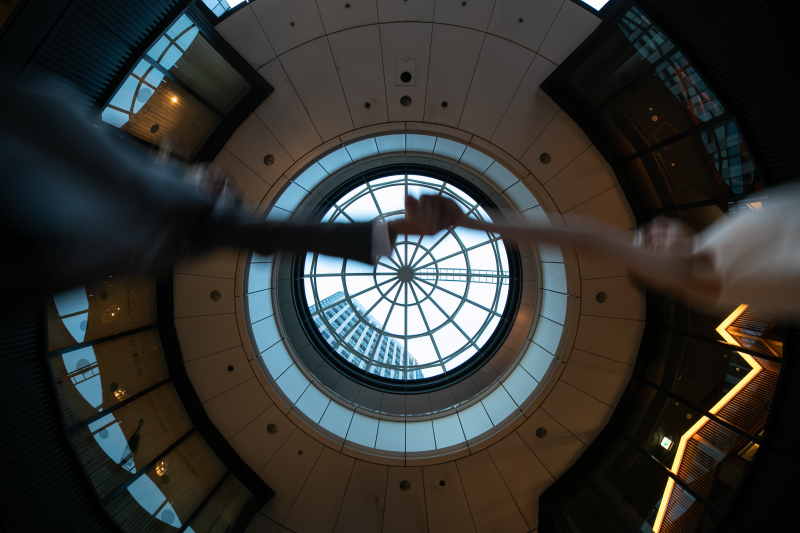 手をつないで走る！躍動感あり！