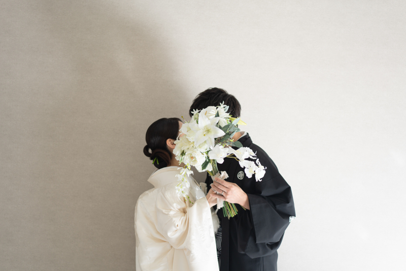 純白のブーケでお顔を隠して
