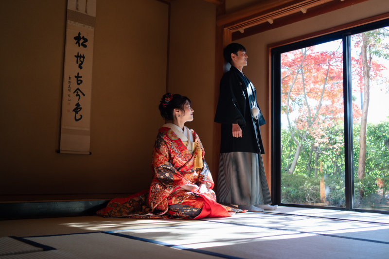 和室から庭園の美しい景観を眺めて…