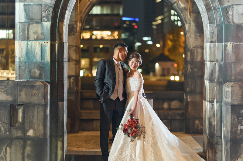 丸の内・和田倉門の石造りのガゼボの中で寄り添って