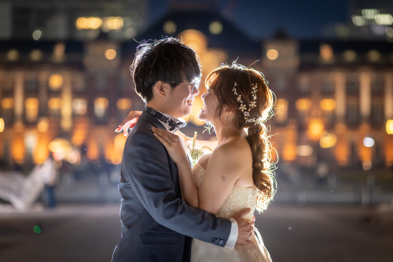 東京駅前で見つめ合って♡