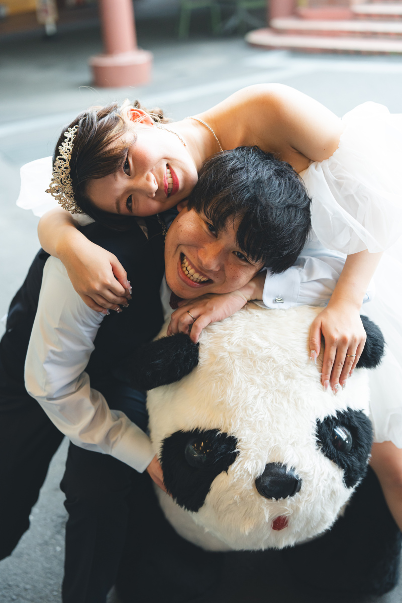 実物のパンダの乗り物と一緒にほっこりスマイルで♡