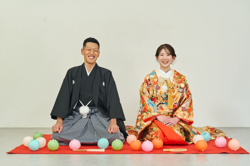 鮮やかな色打掛と紙風船で、華やかにスタジオ撮影