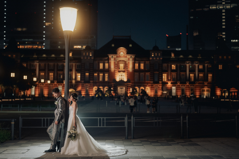 街灯にもたれたポーズで、暗めのトーンで灯りを強調