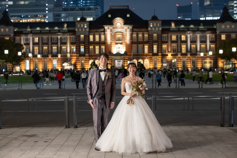 東京駅前でフォーマルな写真も