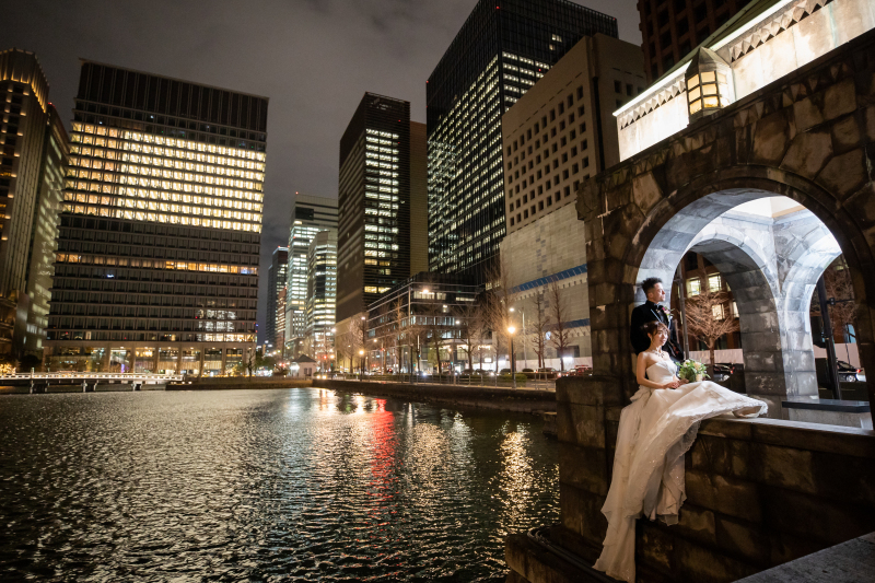 ビル群をバックに