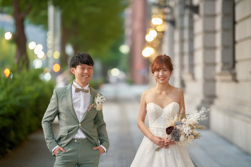 街路灯のグリーンを背景に