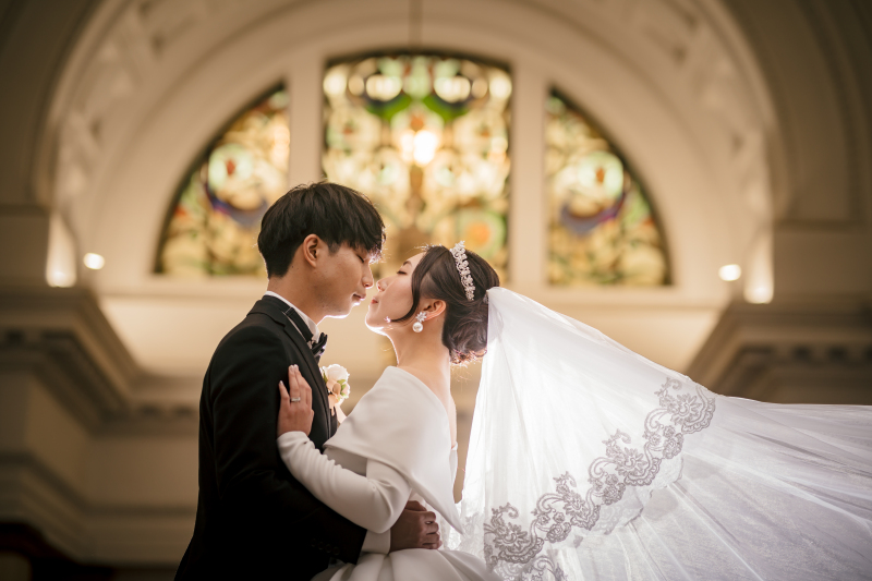 ステンドグラスを背景に