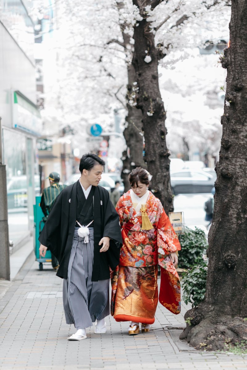 自然と歩かれるお二人も良い雰囲気ですね♡