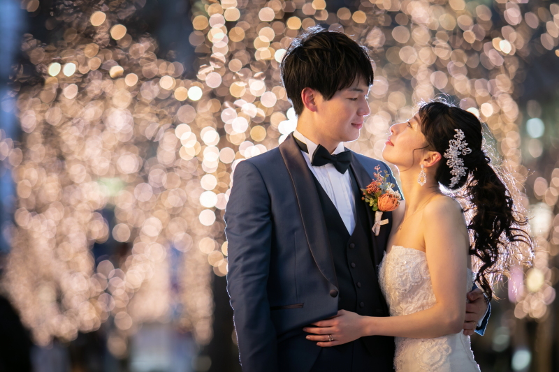 光の中で見つめあうお二人