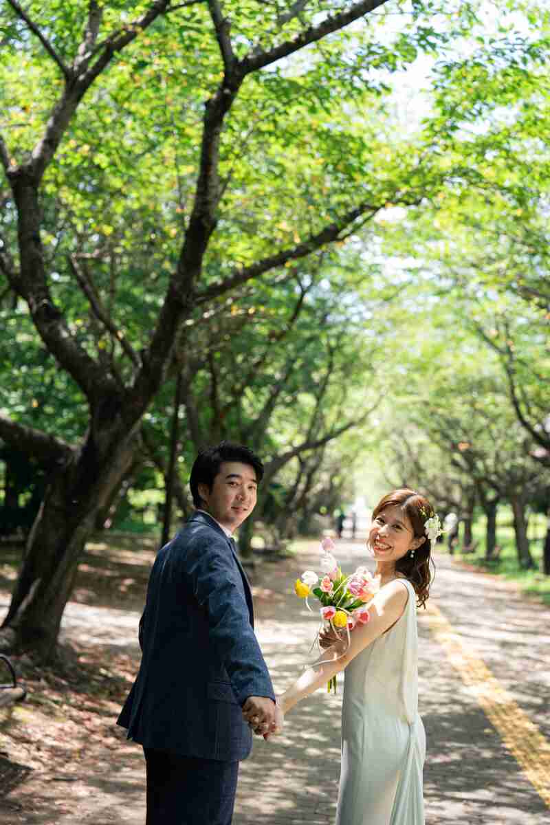 日差しが差し込む道で！