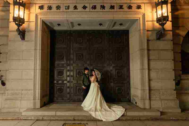 明治生命館の門の前！