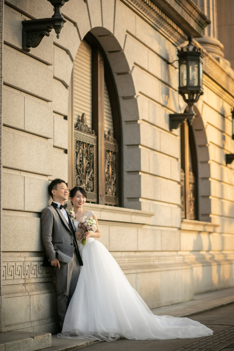 明治生命館のアール窓前で