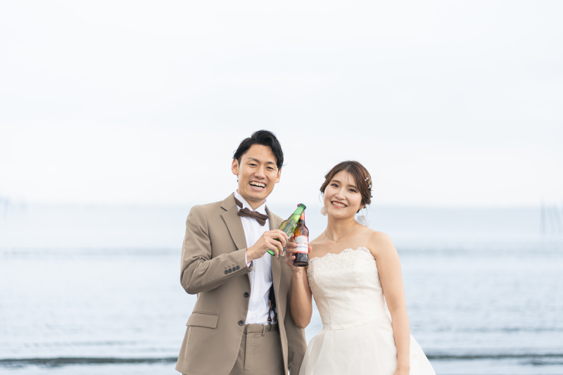 海をバックに乾杯ポーズ!爽やかなビーチ撮影