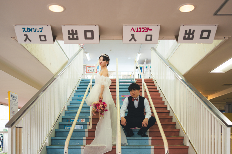 ジェットコースターの入り口の階段でポージングして