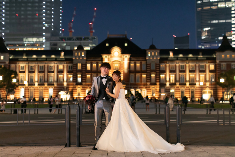駅舎をバックに寄り添って