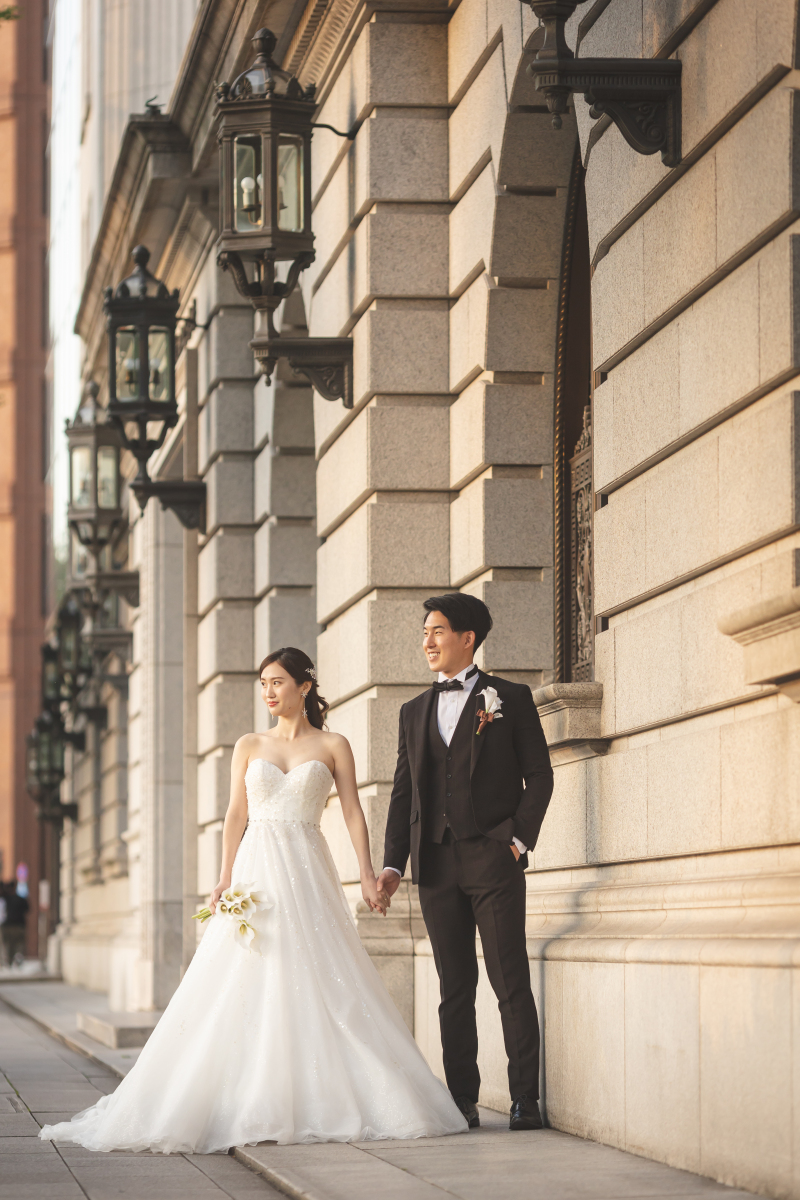 明治生命館前で