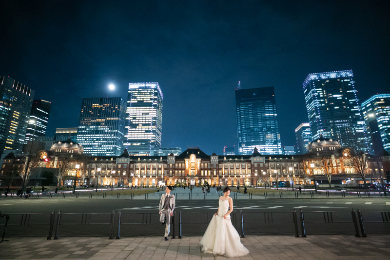ビルと駅舎のコントラスト