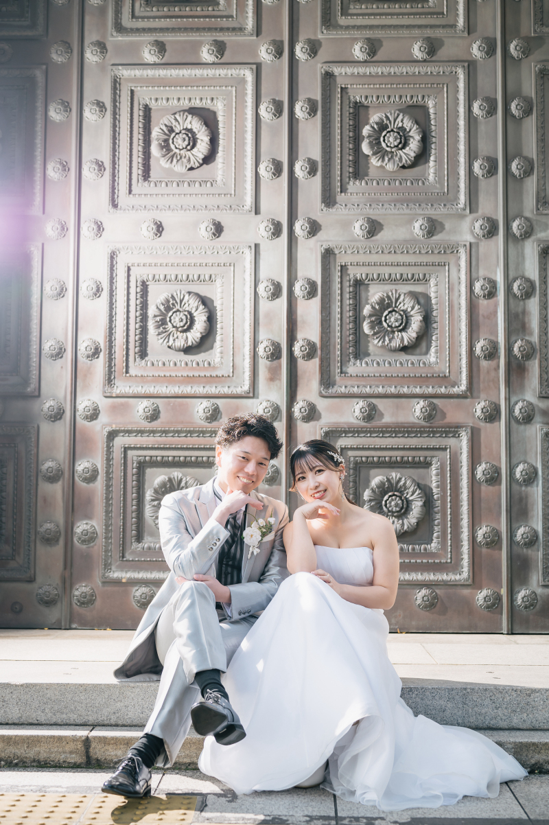 ライティングで鉄の扉を印象的に