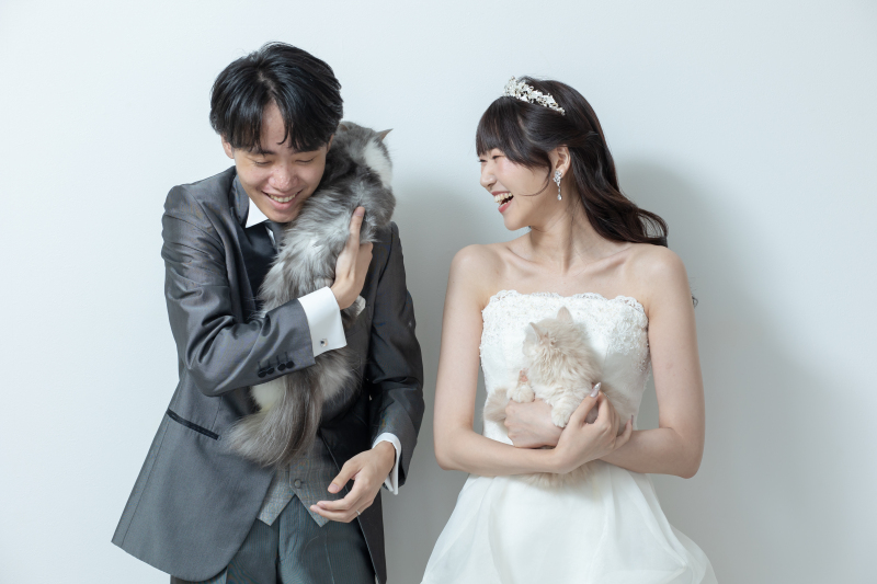 愛猫も一緒にパシャリ!笑顔あふれる家族ショット