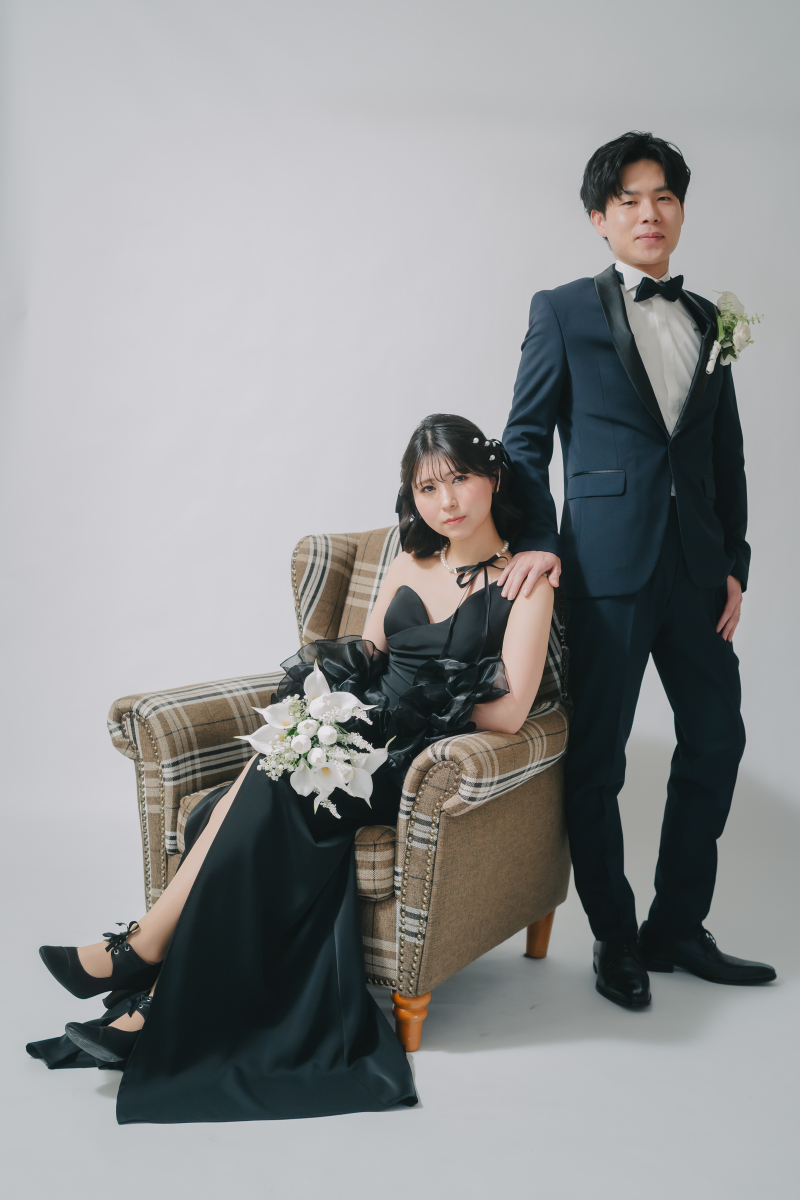 ソファを使ったスタイリッシュなポージング