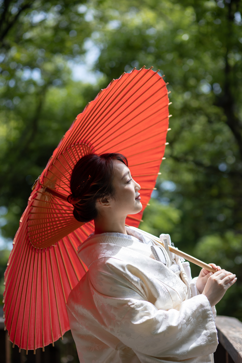 白無垢に番傘の紅白コントラスト