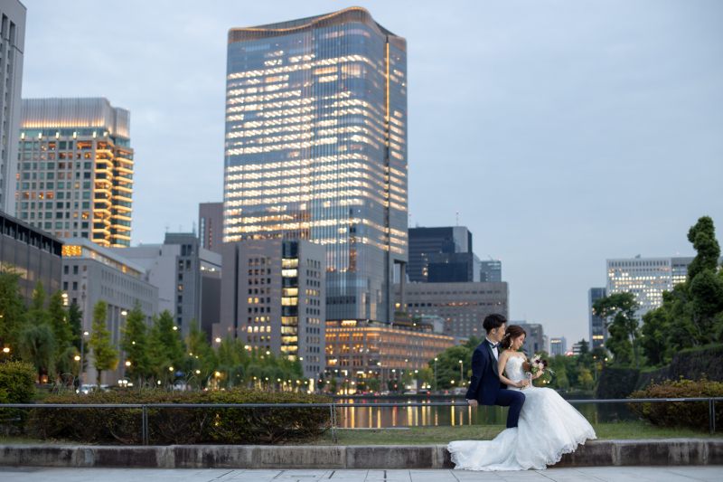 ドレスのラインが際立つ、引きのショット。