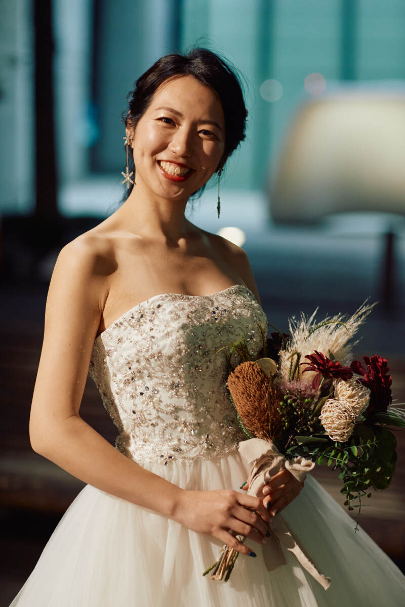 ブルーの背景で素敵な笑顔♪