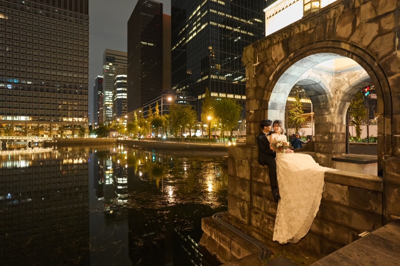 だんだん暗くなる空、浮かび上がる夜景の中で