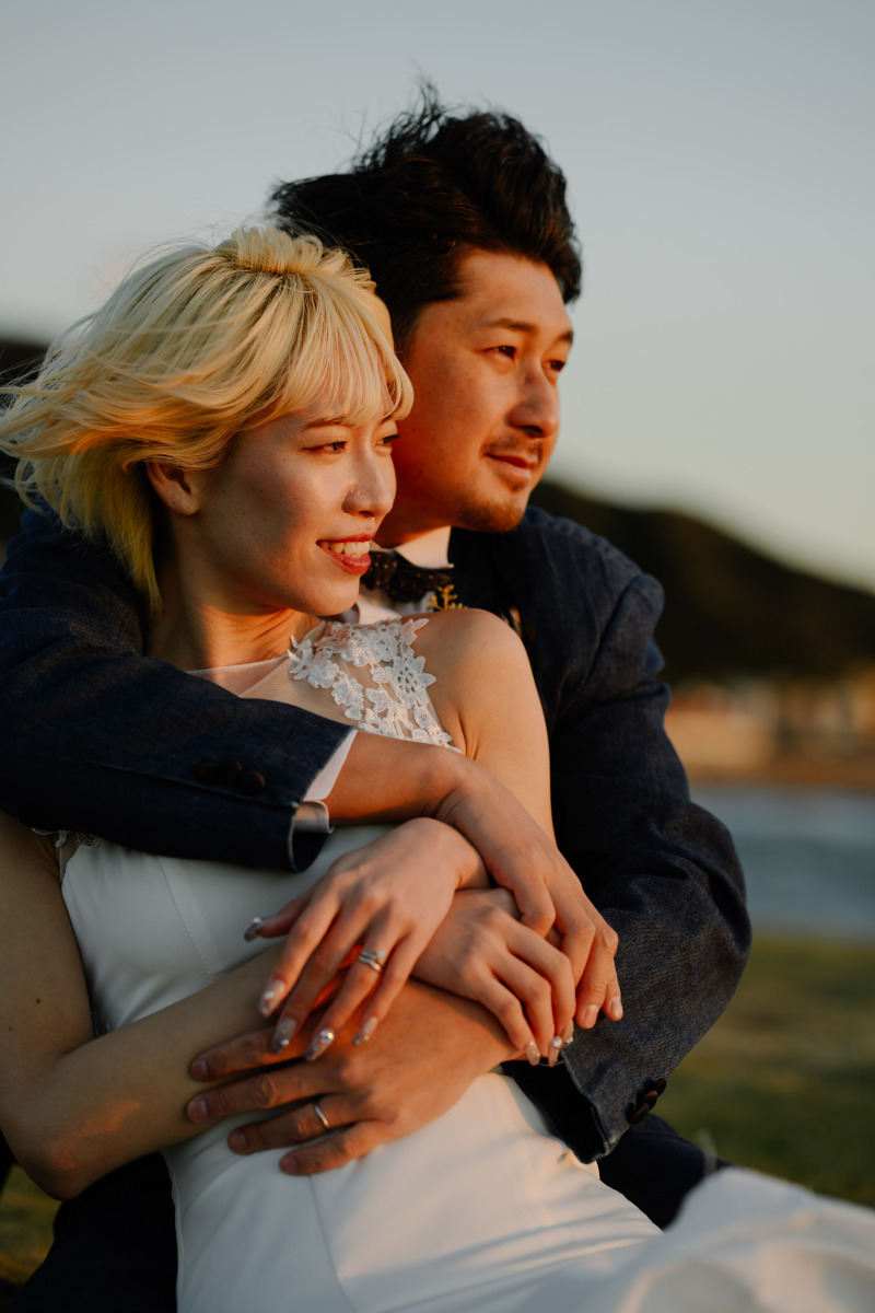 夕映えの海を見つめるお二人…