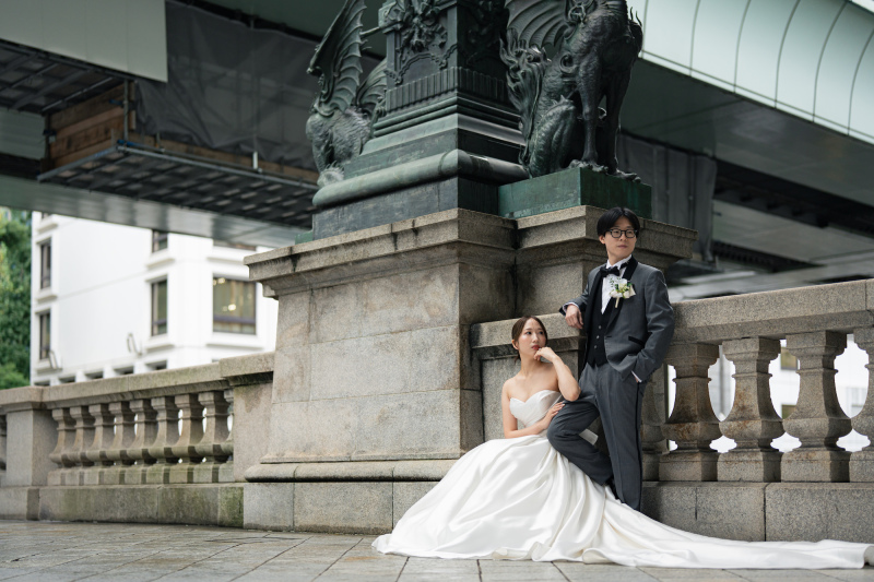 石造りと銅像の重厚感ある、日本橋の欄干にもたれて