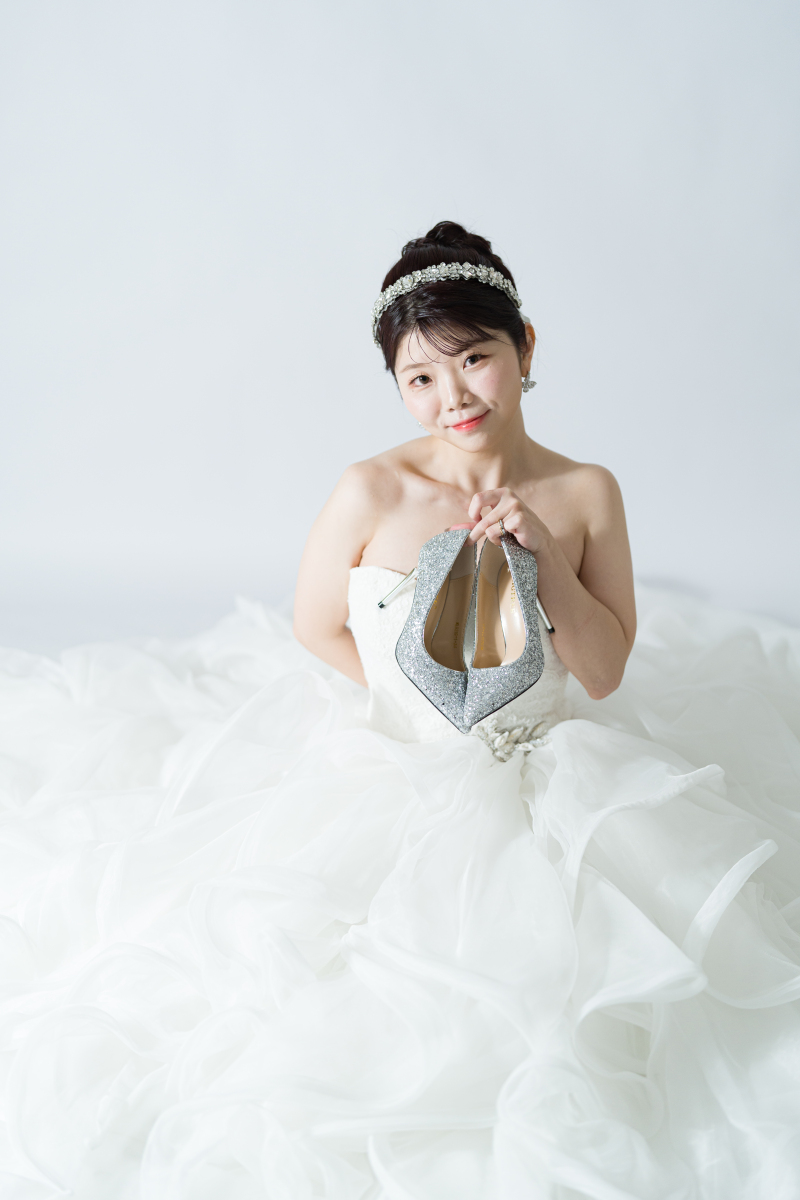 シルバーの靴を持ってみたり♪