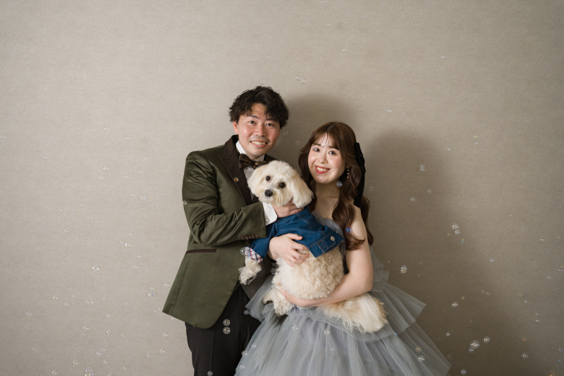 愛犬とシャボン玉に包まれるきらめきの一枚