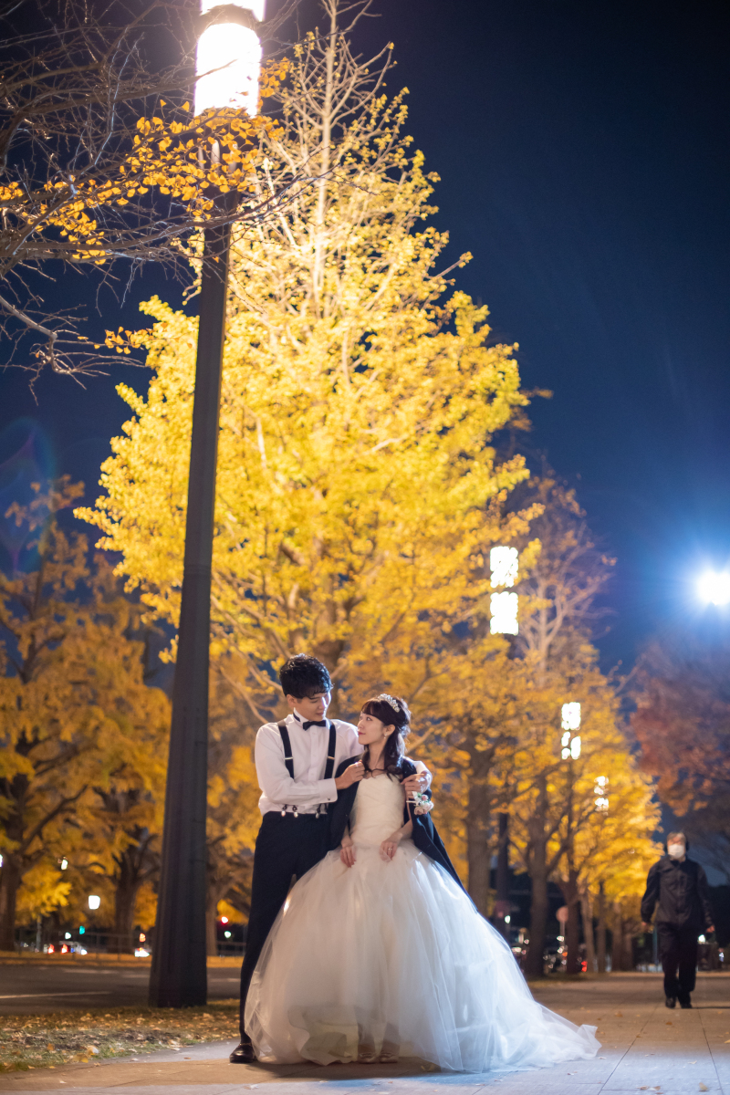 黄金色に輝くいちょう並木で