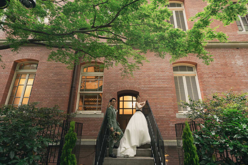 赤レンガ前を広々と