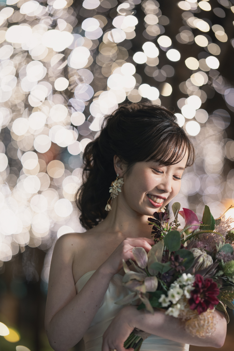 ブーケを見つめる可愛らしい笑顔♡
