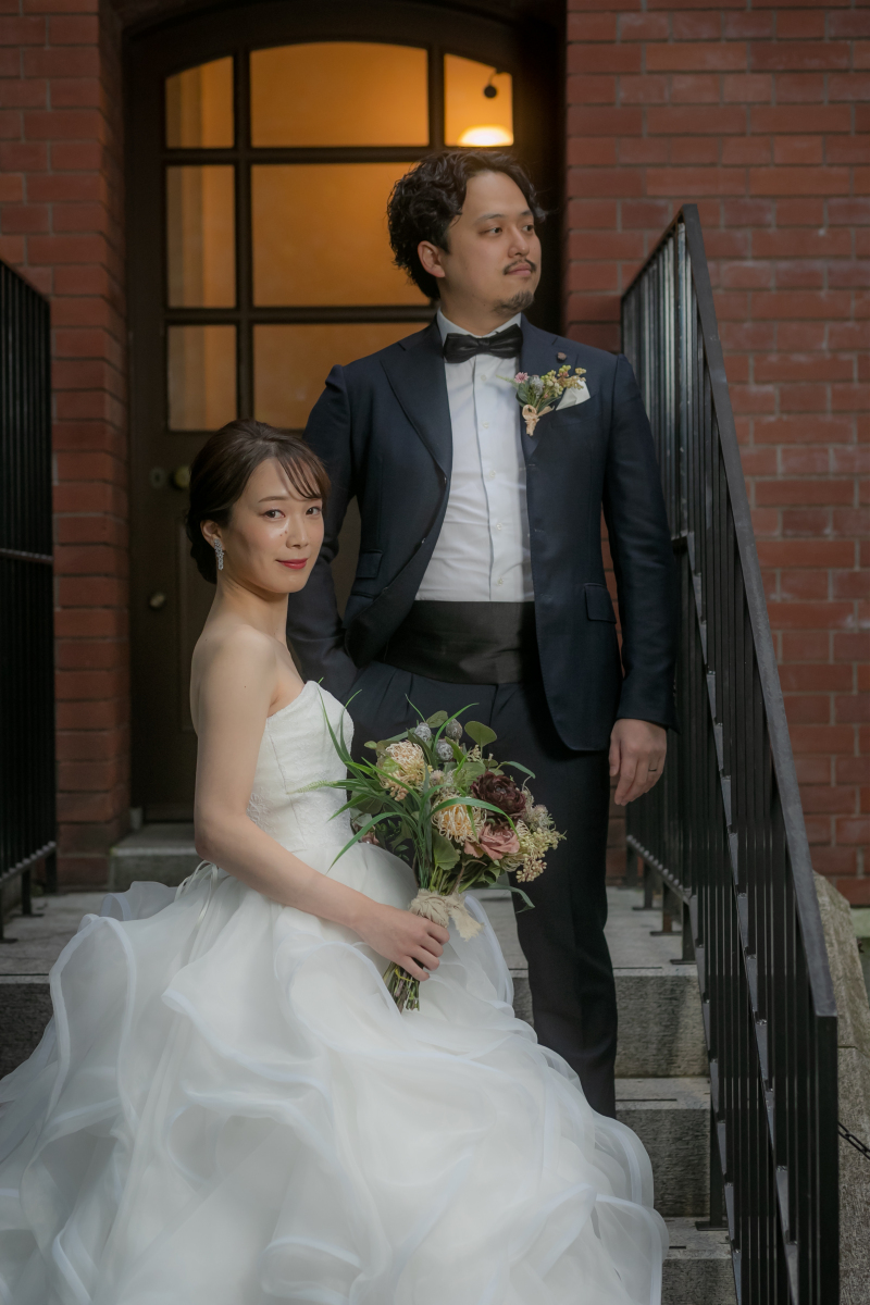 一号館美術館の赤レンガをバックに