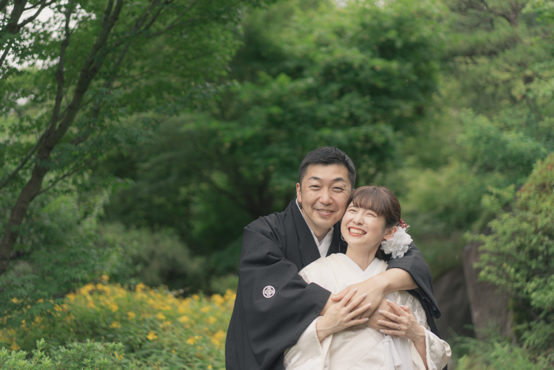 緑豊かな日本庭園で仲の良さを前面に