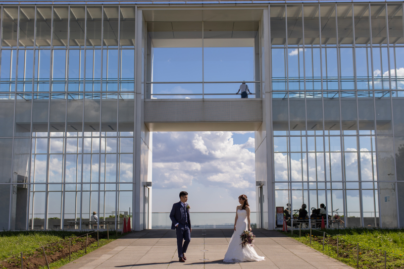ガラス張りのモダンな建物を背景に