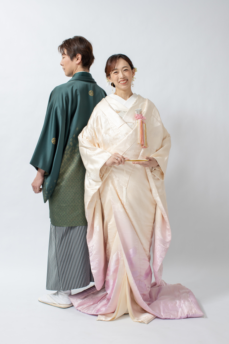 ピンクの白無垢と緑の紋付きのコーディネート