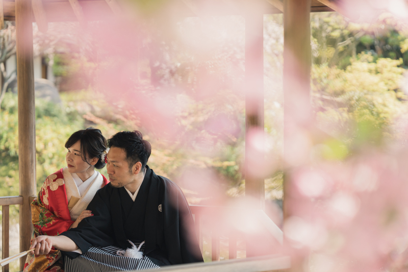 桜越しのお二人。春ならではの一枚！