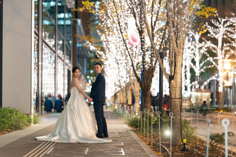 青みがかった丸の内仲通りのイルミネーションも素敵