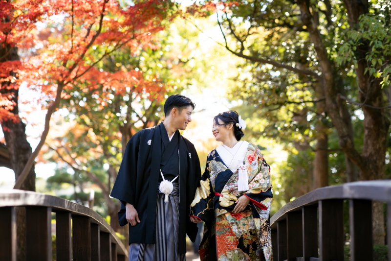 赤と緑のコントラストが美しい庭園